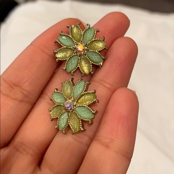 Mint green floral earrings - Picture 7 of 7
